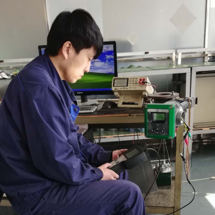 7. Calibrating a FISHER FIELDVUE DLC3100 Transmitting Kit in our Workshop.JPG